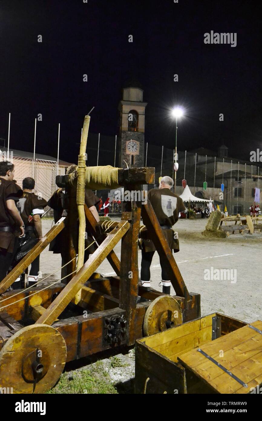 A Primaluna/Italia - Giugno 21, 2014: Medievale catapulta motore in legno esposto durante la tradizionale sagra delle sei frazioni del comune. Foto Stock