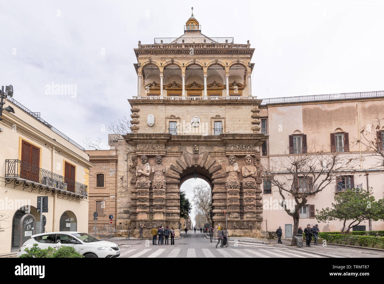 La stazione di Porta Nuova, una monumentale Porta della città di Palermo. Anteriore vista completa dell'architettura con persone di passaggio sulla strada. Foto Stock