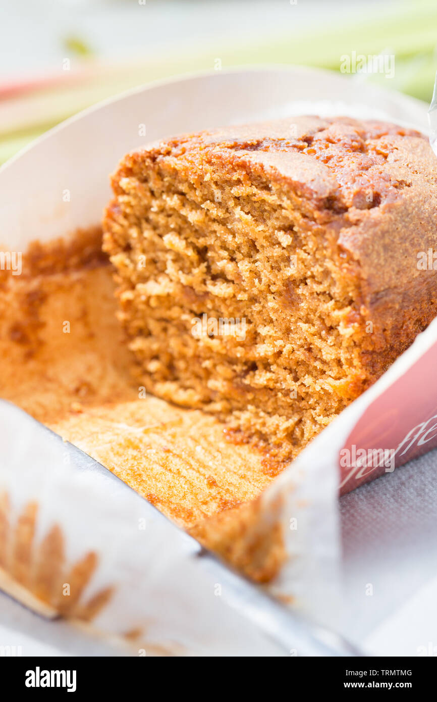 Lo zenzero torta tagliata a fette per un tea break a un riparto in grandi spazi aperti. Foto Stock