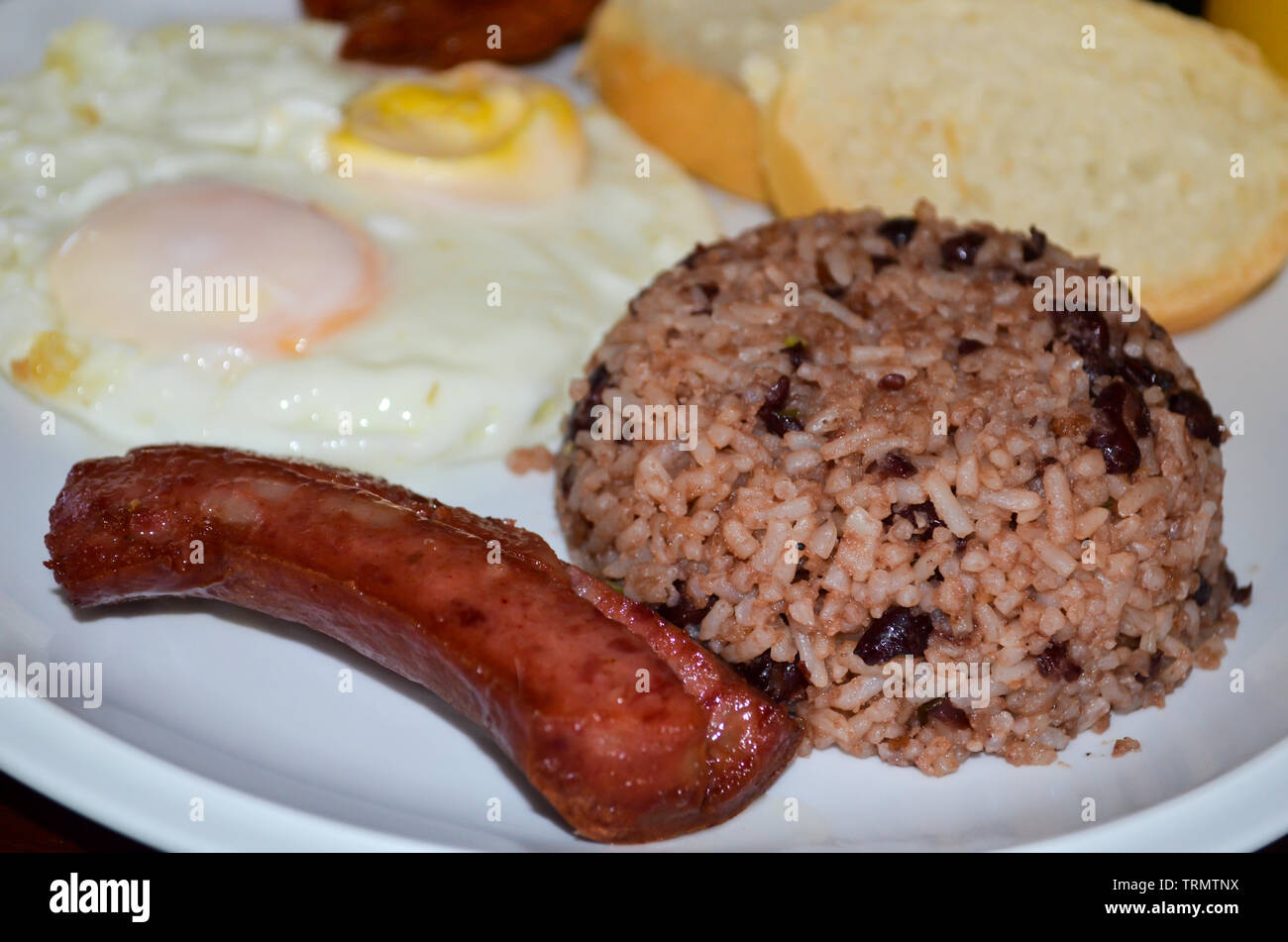 La prima colazione tradizionale servita in Costa Rica. Esso è chiamato Gallo pinto. Foto Stock