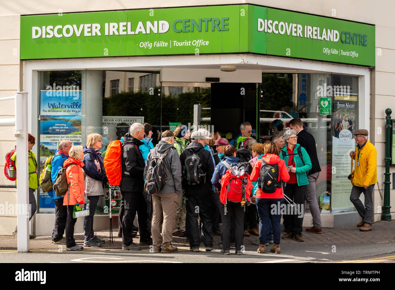 Irlanda turismo e turisti visita guidata fuori Discover Ireland Centre ufficio turistico a Killarney, County Kerry, Irlanda Foto Stock