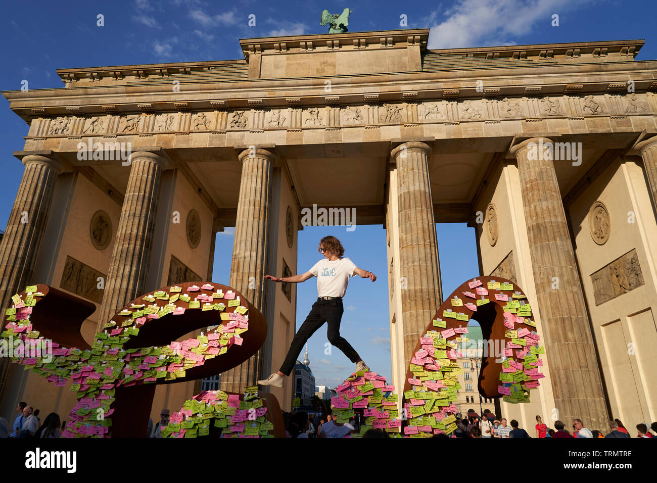 La Porta di Brandeburgo è stato lasciato nella terra di nessuno durante il tempo della parete. Solo le guardie di confine hanno avuto accesso ad essa. Foto Stock