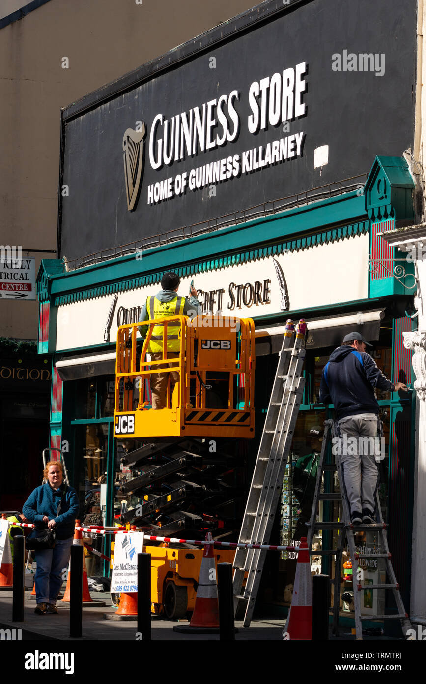 Killarney città strade. Ristrutturazione del negozio High Street della facciata del negozio di articoli da regalo Quills, Killarney, County Kerry, Irlanda Foto Stock