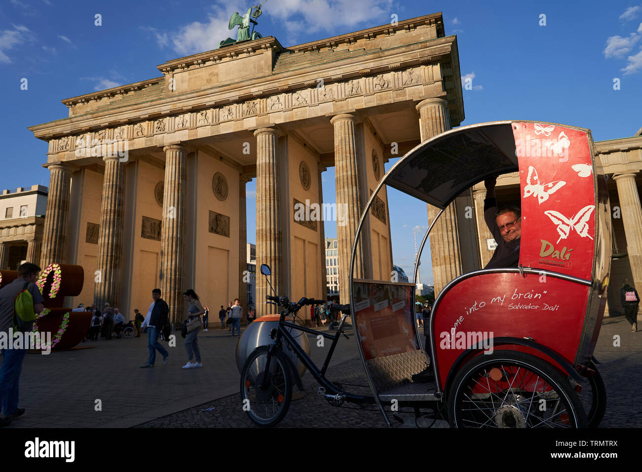 La Porta di Brandeburgo è stato lasciato nella terra di nessuno durante il tempo della parete. Solo le guardie di confine hanno avuto accesso ad essa. Foto Stock