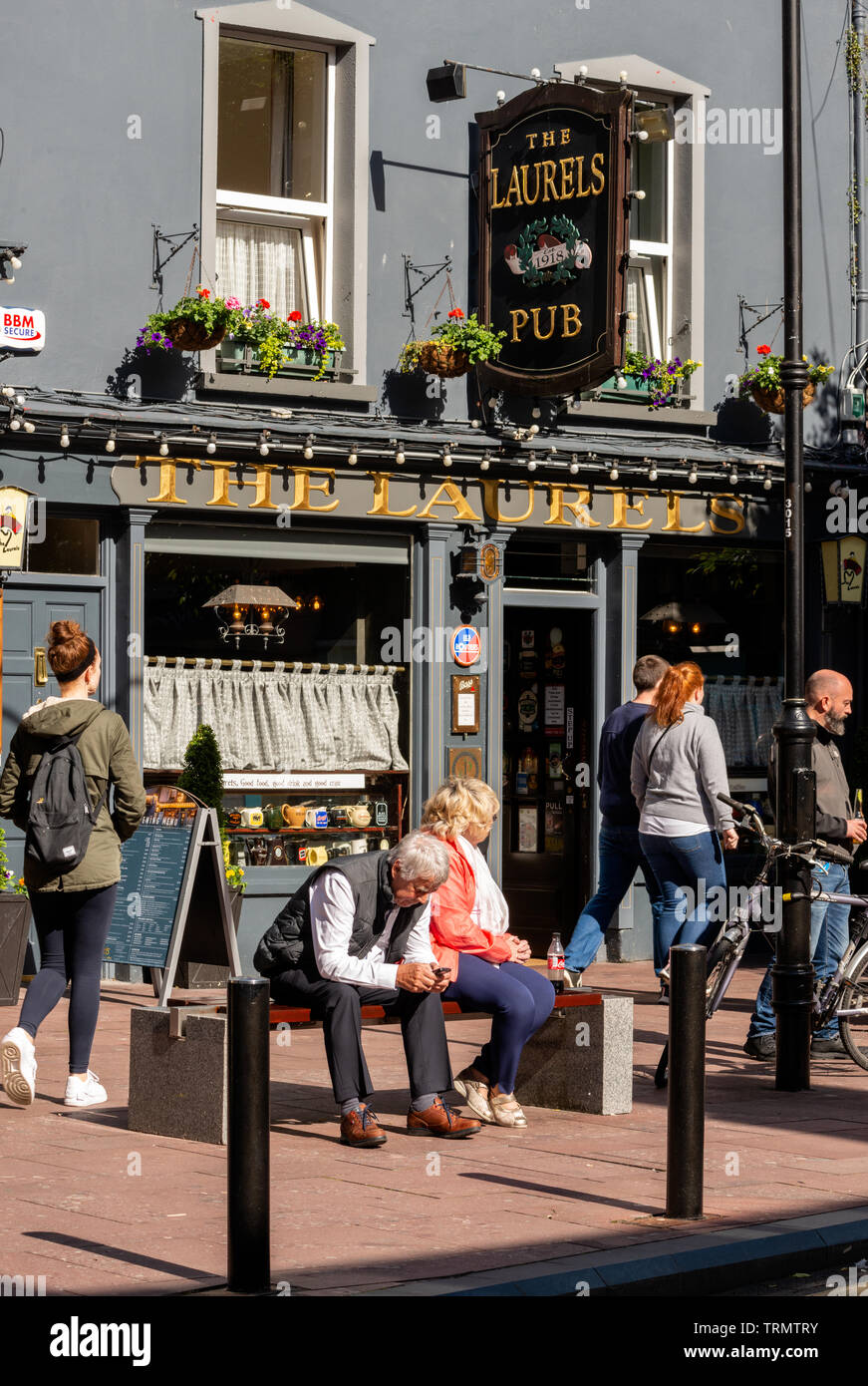 The Laurels Pub and Restaurant at Market Cross e turisti sulle strade di Killarney, County Kerry, Irlanda Foto Stock