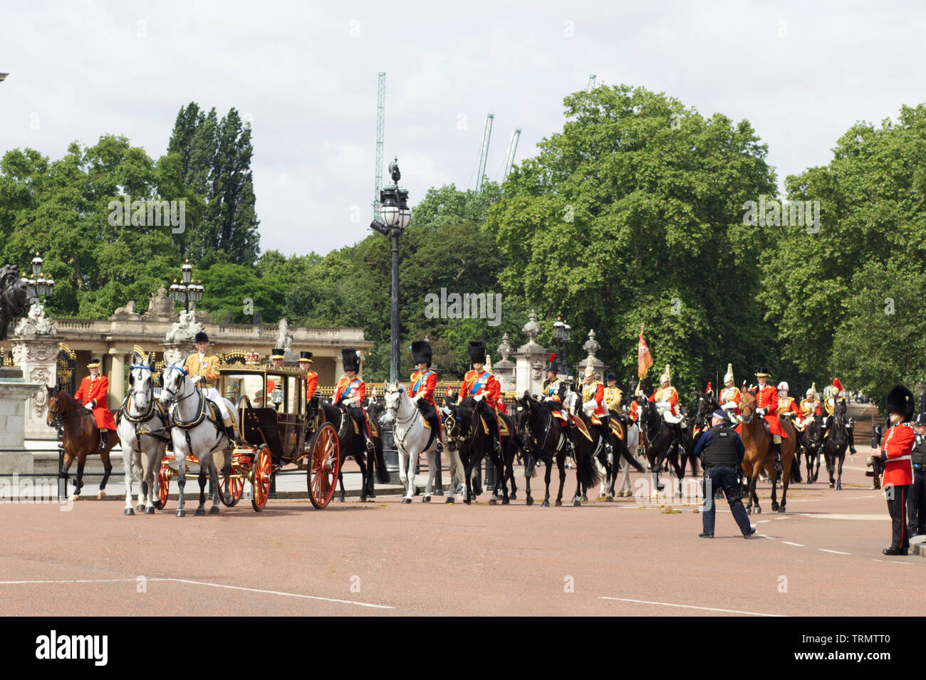 La regina dell'Inghilterra in stato scozzese pullman, lasciando a Buckingham Palace per il Trooping il colore 2019 Foto Stock