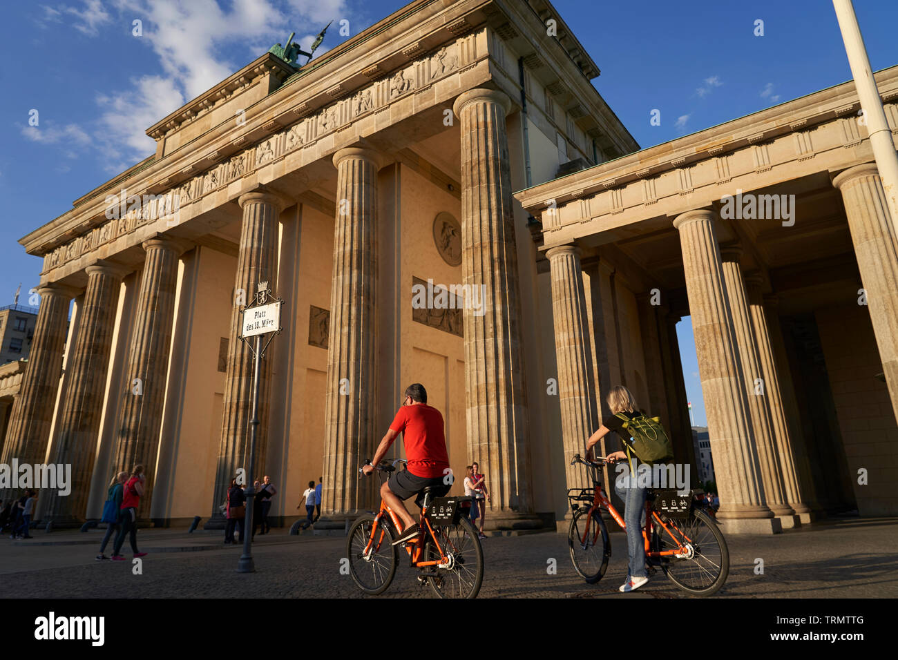 La Porta di Brandeburgo è stato lasciato nella terra di nessuno durante il tempo della parete. Solo le guardie di confine hanno avuto accesso ad essa. Foto Stock