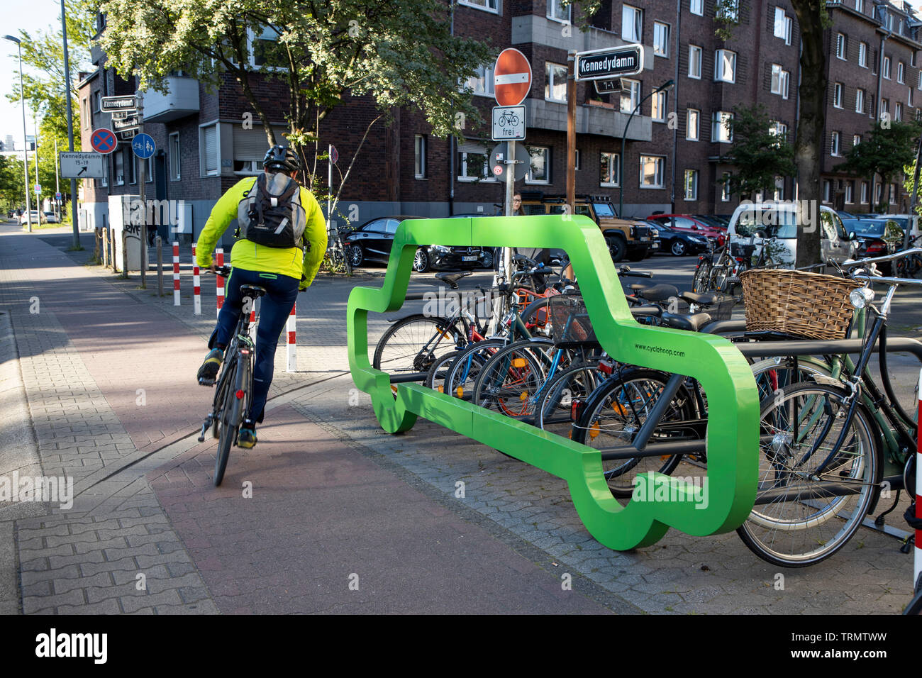 Supporto per bicicletta nella forma di un'auto, questo dovrebbe visualizzare che quasi 10 biciclette possono parcheggiare su lo spazio di una vettura di Dusseldorf, Germania, Kennedydamm, Foto Stock