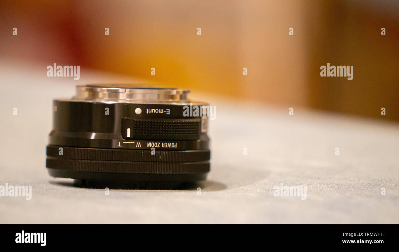 Vancouver, B.C., Canada - 11/24/18 - Close up macro fotografia di un usato Sony 16 - 50 mm e-mount lente per una mirrorless DSLR (a5000 La serie alpha) Foto Stock