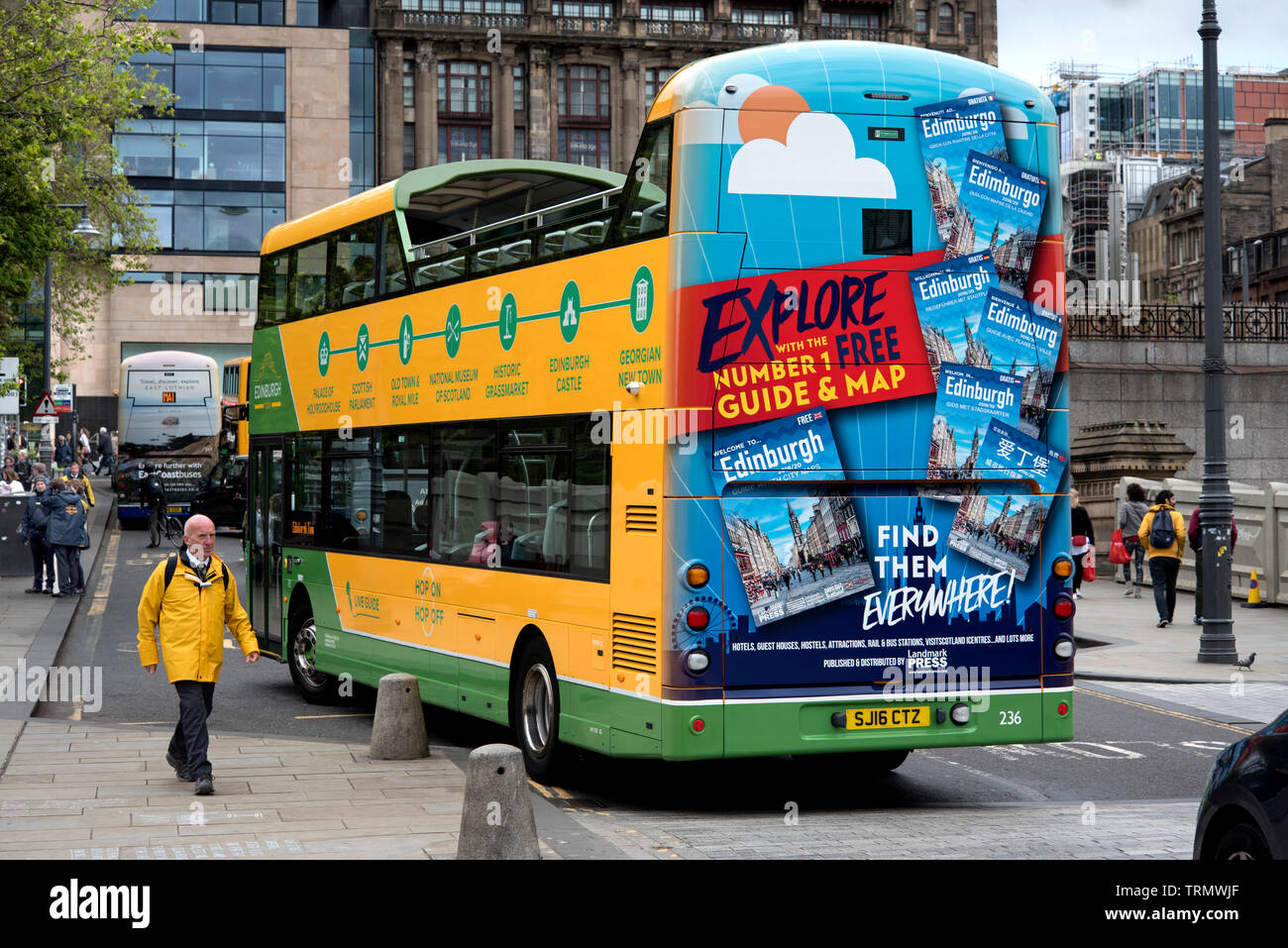 Hop On Hop Off Tour Bus sulla Waverley Bridge, Edimburgo, Scozia, Regno Unito. Foto Stock