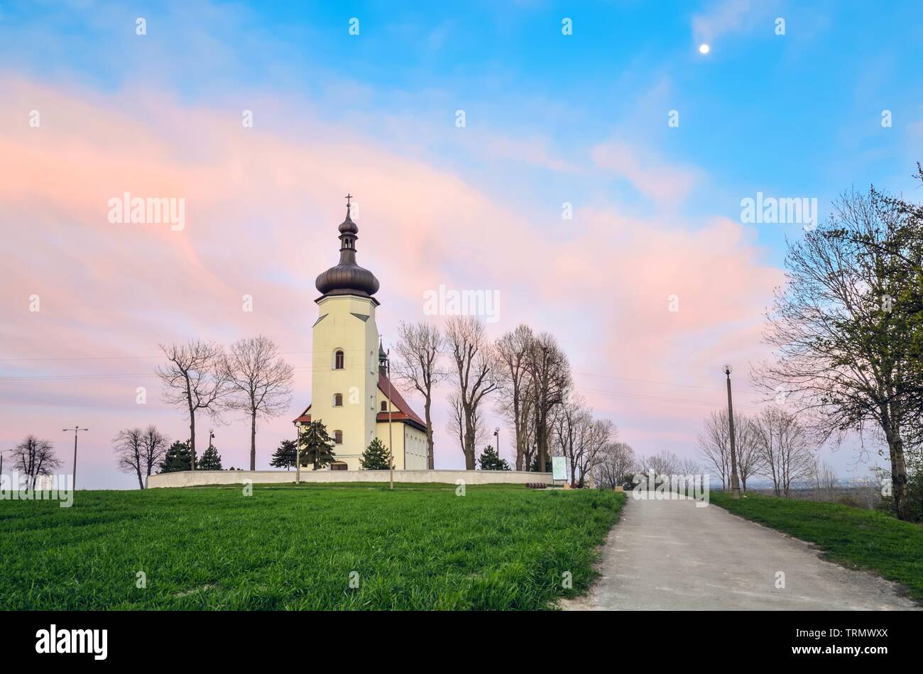 Bella chiesa sulla collina di sera il paesaggio. Chiesa di San Clemente a Lędziny in Polonia. Foto Stock