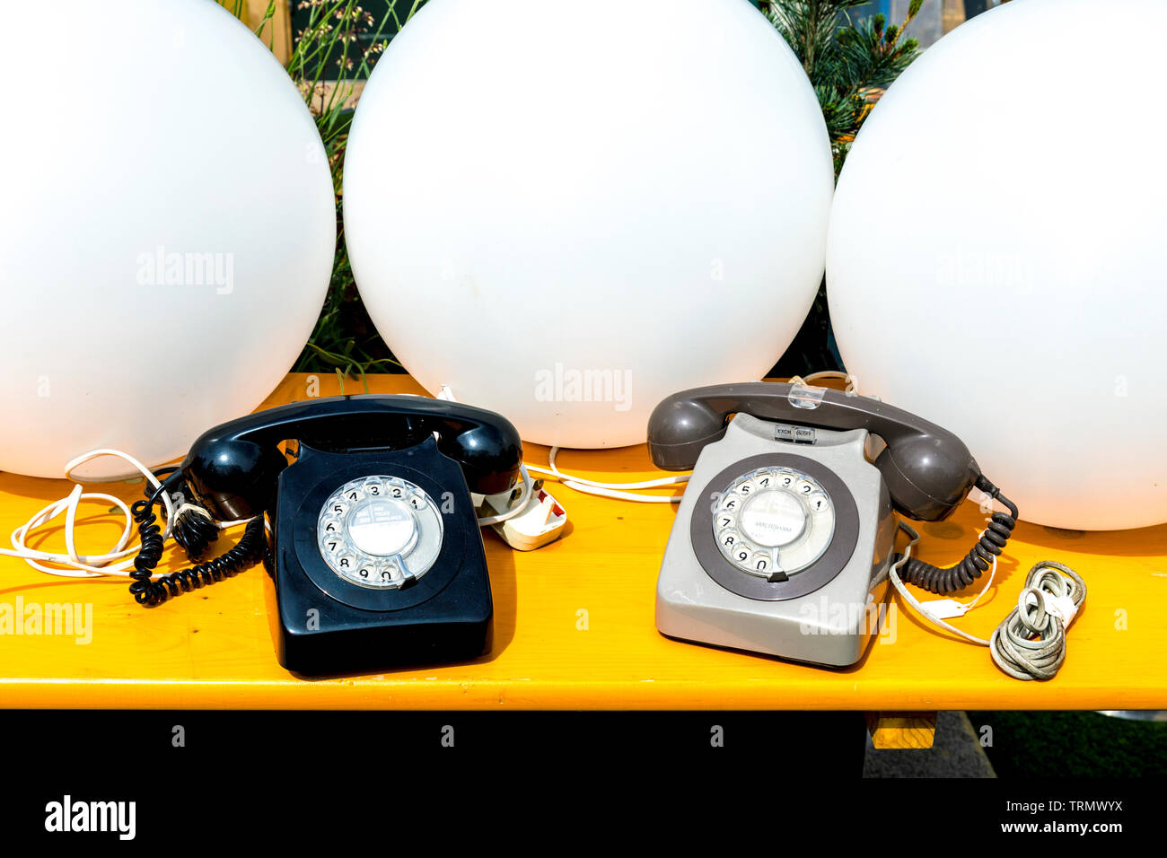 Retrò analogici telefoni rotante al cantiere di aceto di mercato delle pulci, London, Regno Unito Foto Stock