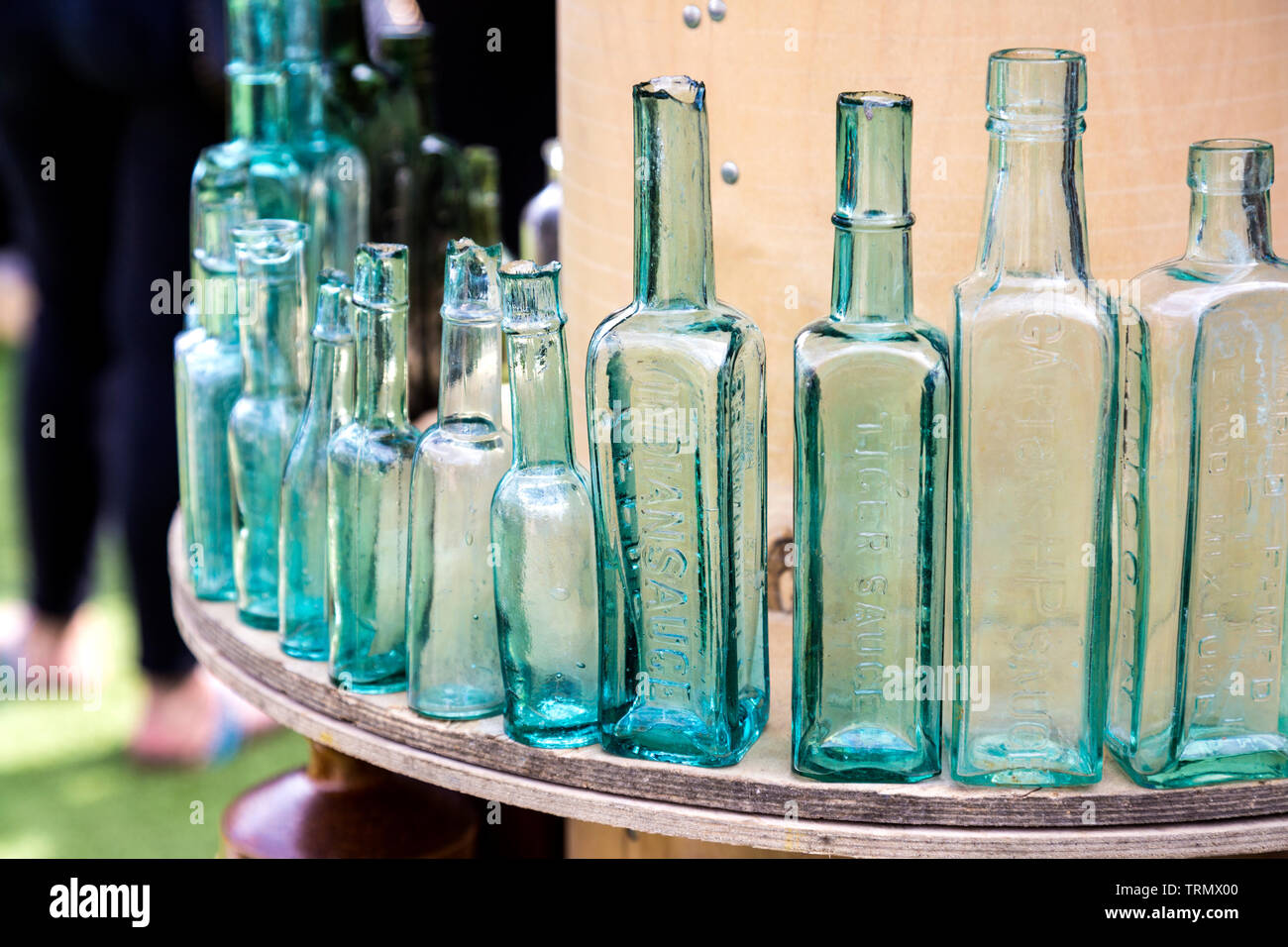 Blu vintage di bottiglie di vetro al cantiere di aceto di mercato delle pulci, London, Regno Unito Foto Stock