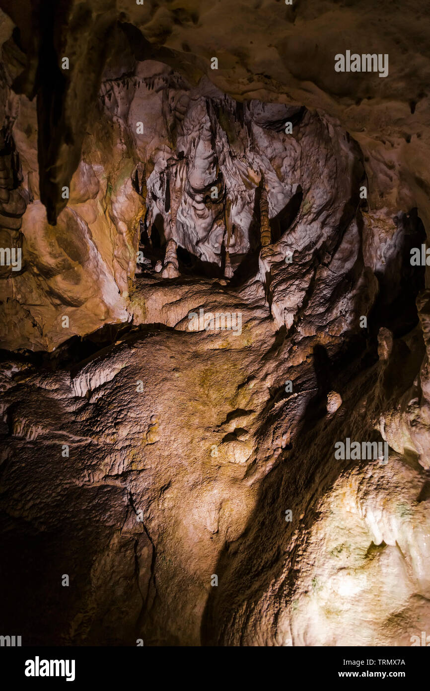 Soccorso in una grotta di montagna, stalattiti e stalagmiti. Slovacchia Foto Stock