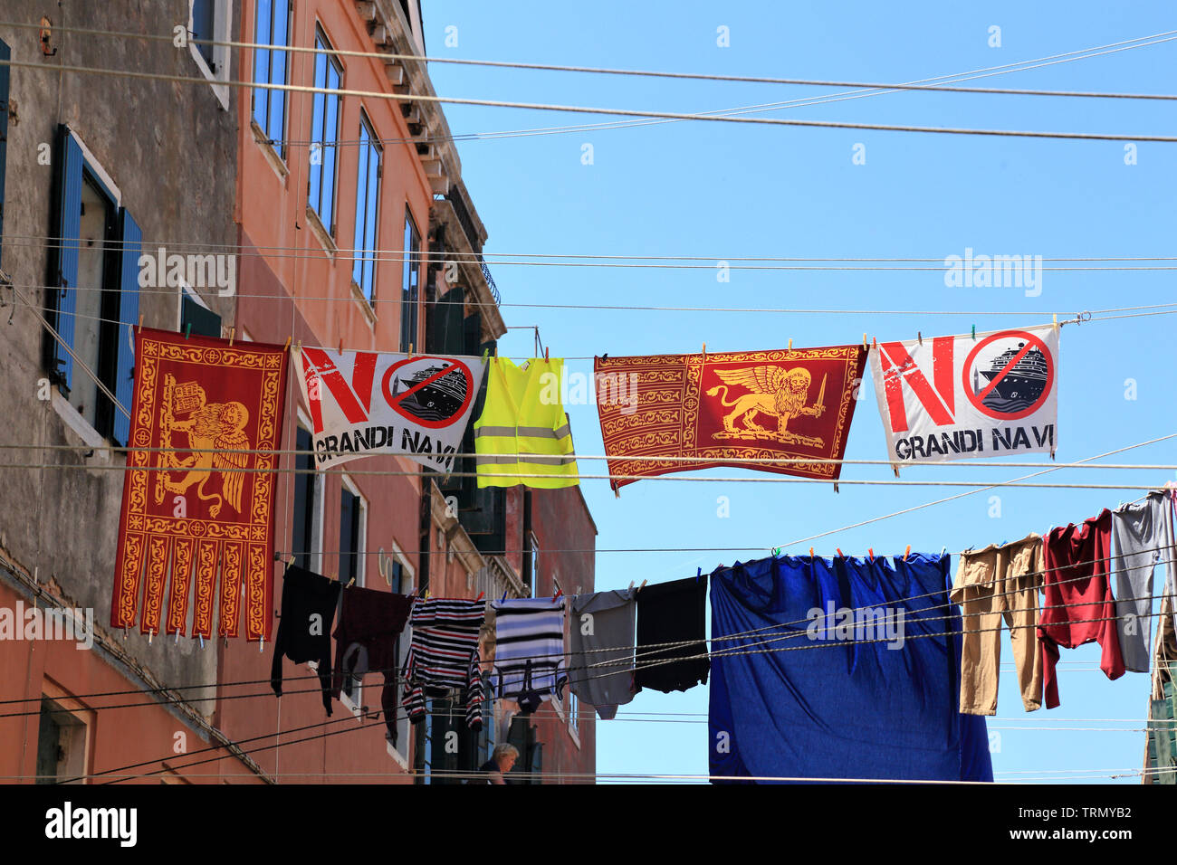 Stendibiancheria protestare contro le grandi navi da crociera "Mai più" (Mai più), "No grandi navi!" (n. grandi navi!), Venezia, giugno 8, 2019 Foto Stock