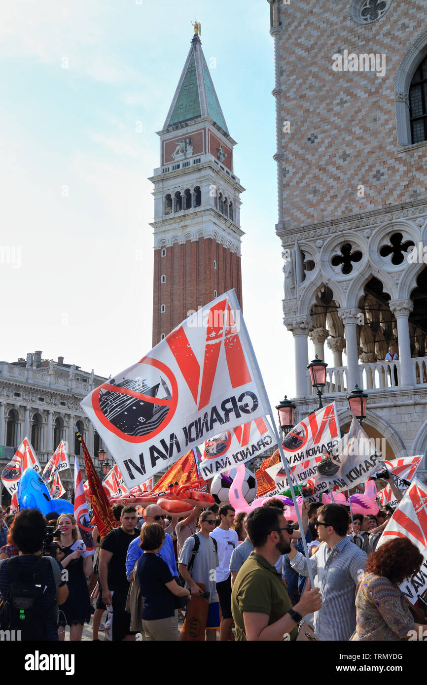Protesta contro le grandi navi da crociera "Mai più" (Mai più), "No grandi navi!" (n. grandi navi!), Venezia, giugno 8, 2019 Foto Stock