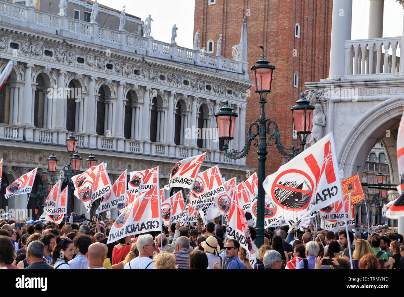 Protesta contro le grandi navi da crociera "Mai più" (Mai più), "No grandi navi!" (n. grandi navi!), Venezia, giugno 8, 2019 Foto Stock