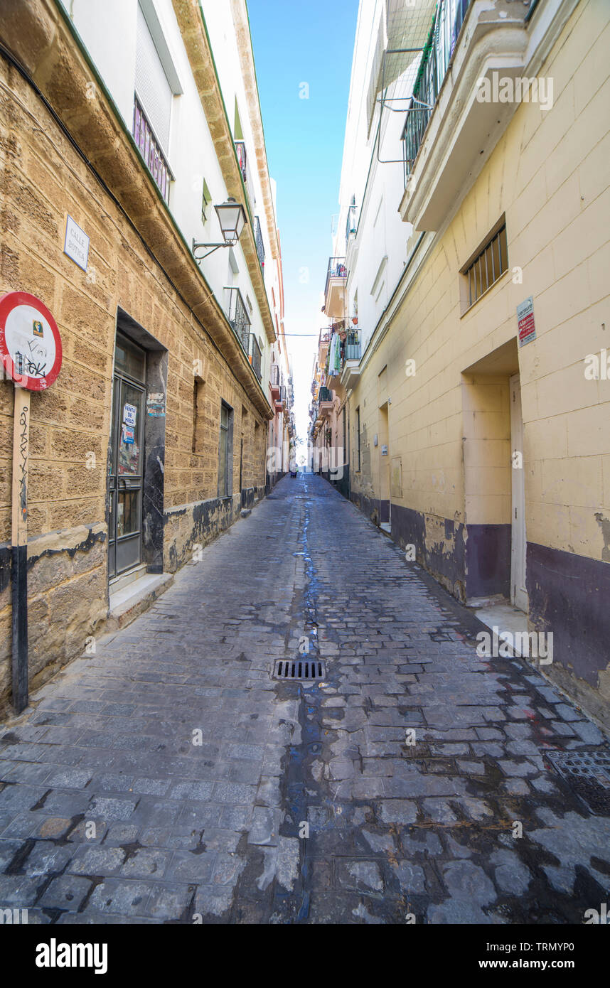 Cadice, Spagna - Maggio 31th, 2019: Cadice città vecchia strade strette, Andalusia, Spagna. Botica street Foto Stock