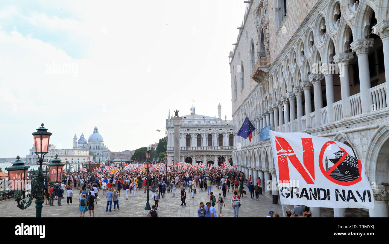 Protesta contro le grandi navi da crociera "Mai più" (Mai più), "No grandi navi!" (n. grandi navi!), Venezia, giugno 8, 2019 Foto Stock