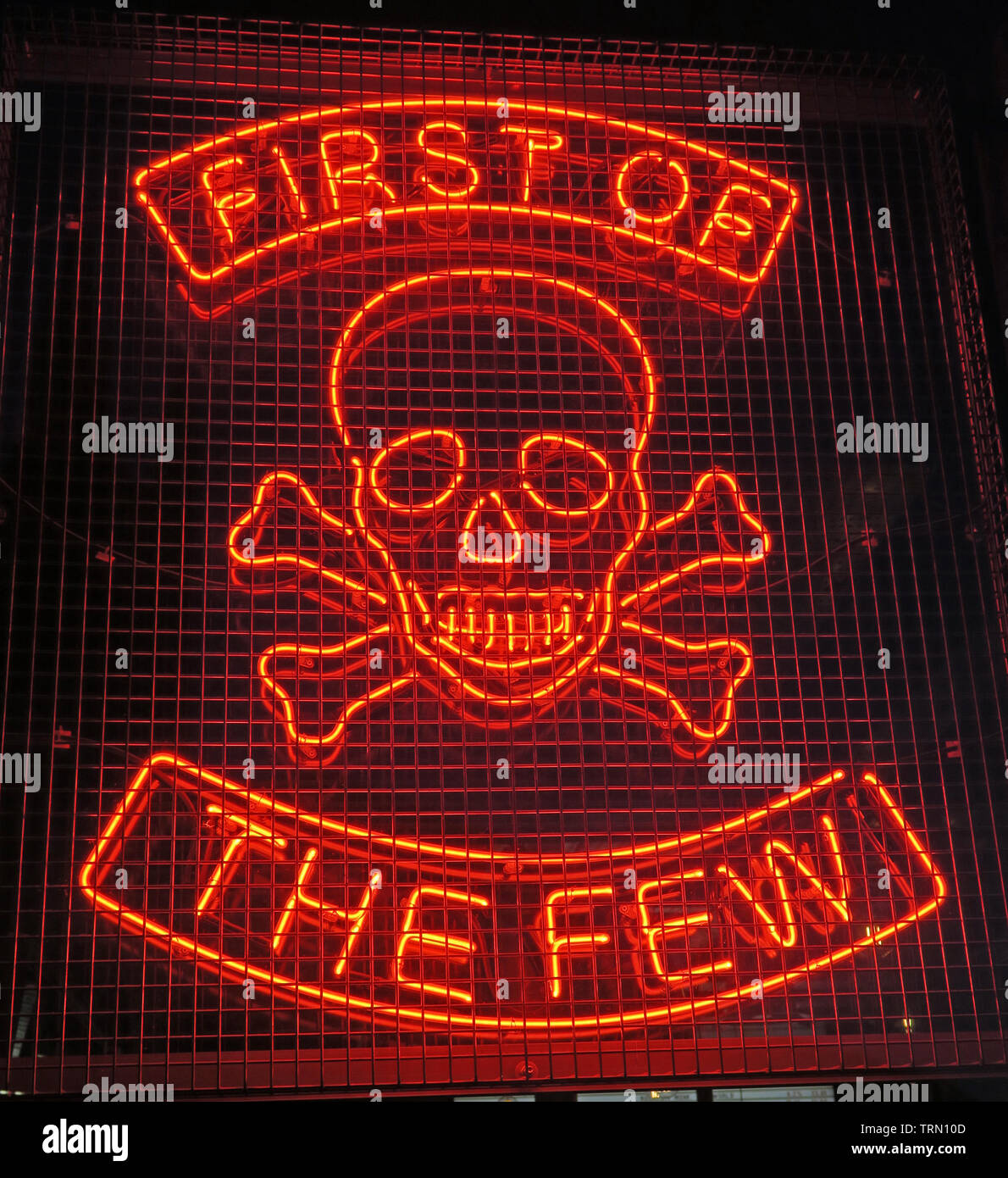 Prima di pochi, Teschio e Ossa Croce insegna al neon, Brewdog bar, 17 Gallowgate, Aberdeen Scotland, Regno Unito, AB25 1EB, REGNO UNITO Foto Stock