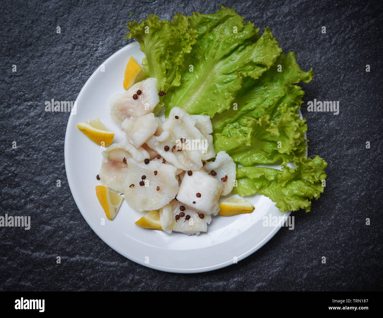 Pesce cucinato pezzo di filetto con spezie sulla piastra / pangasius dolly carne di pesce Foto Stock