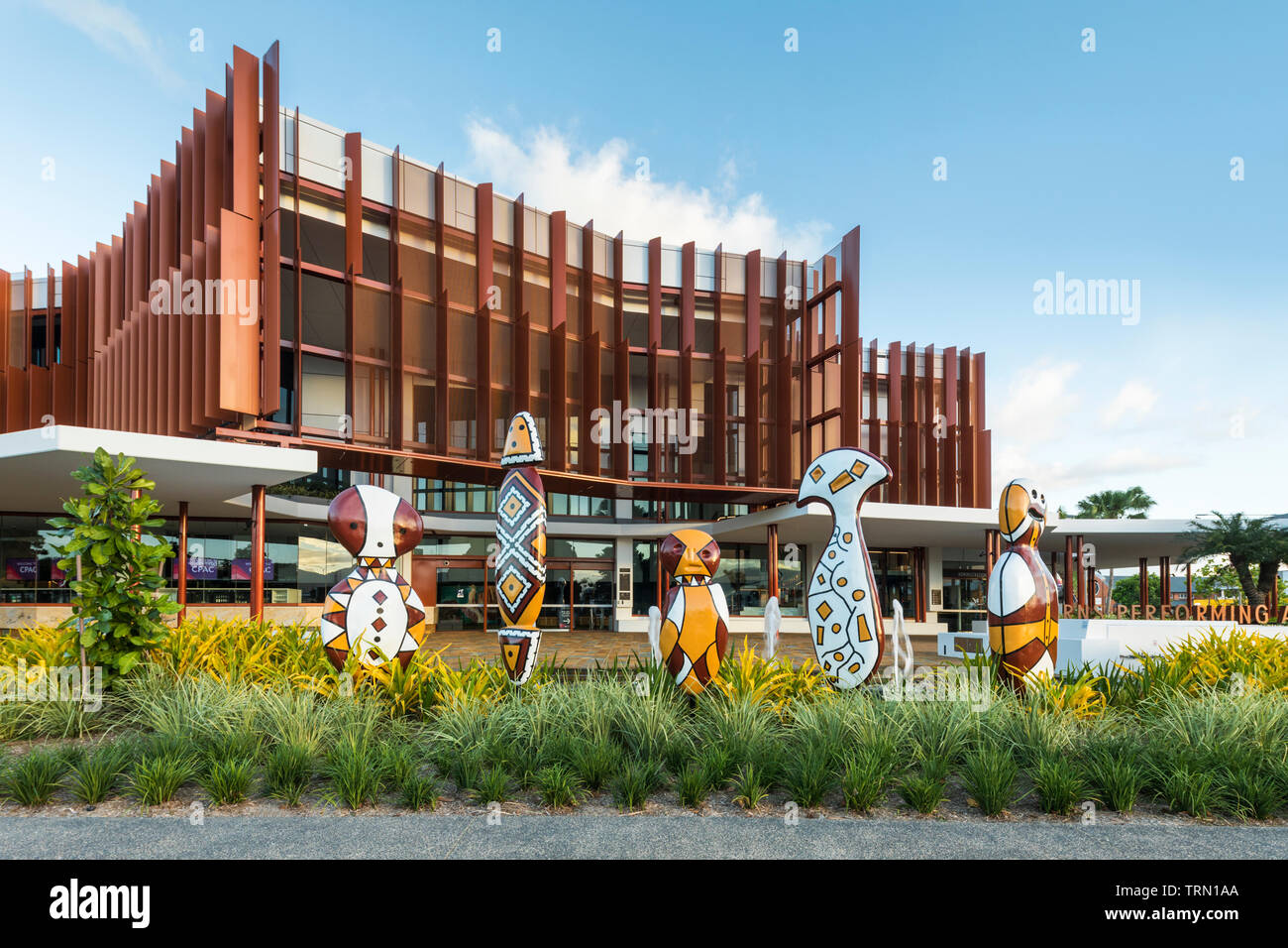 "Bagu' sculture indigene di fronte al Cairns Performing Arts Center, Cairns, Queensland, Australia Foto Stock
