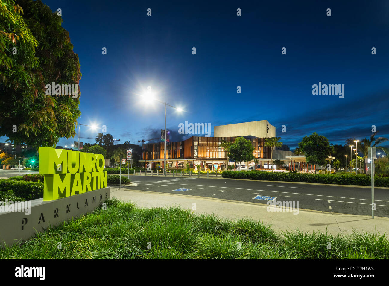Vista del Cairns Performing Arts Center dal Munro Martin Parklands, Cairns, Queensland, Australia Foto Stock