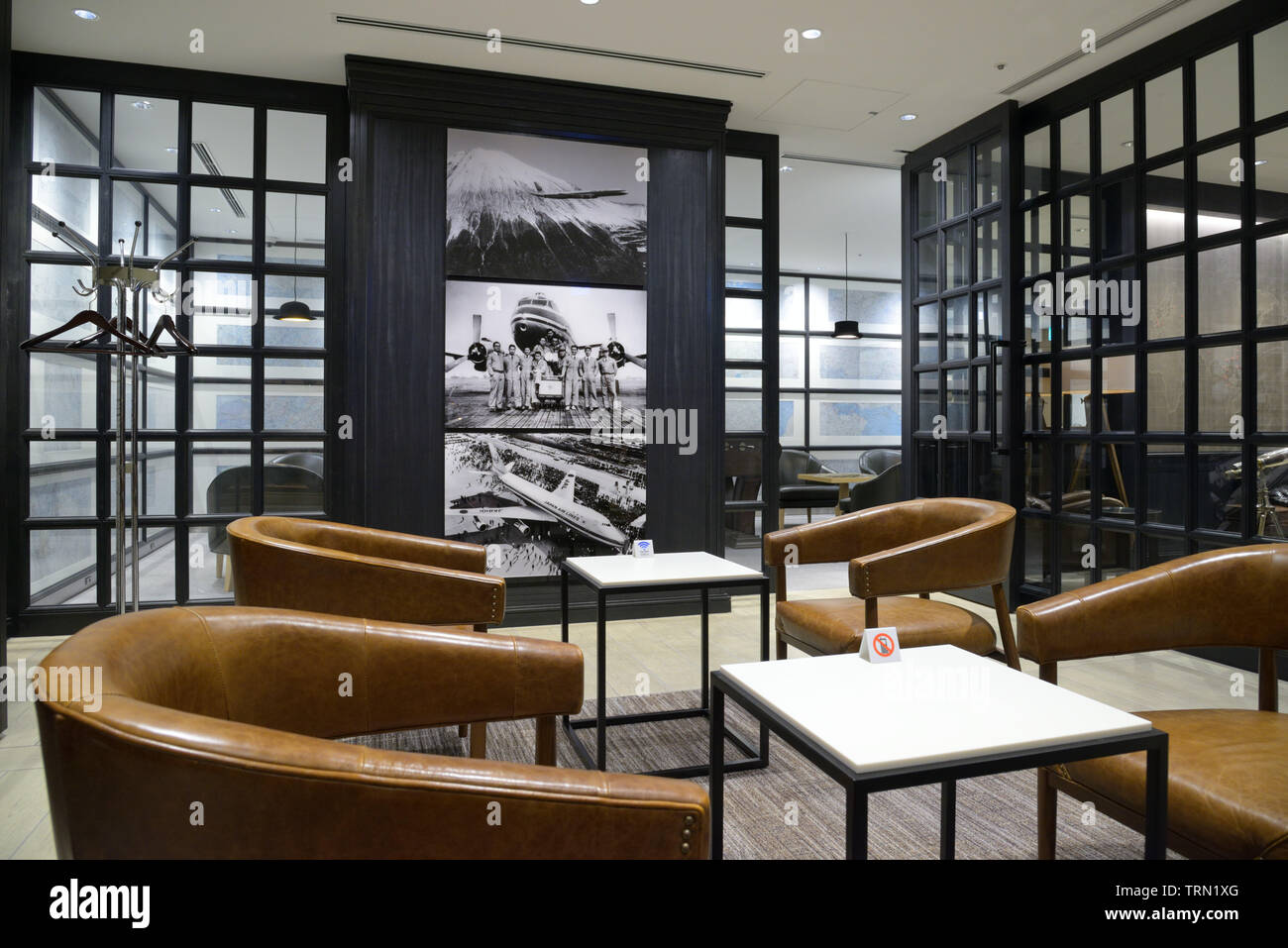 La lounge dell'aeroporto Sakura di prima classe RED Suite di Japan Airlines (JAL), Tokyo Haneda JP Foto Stock