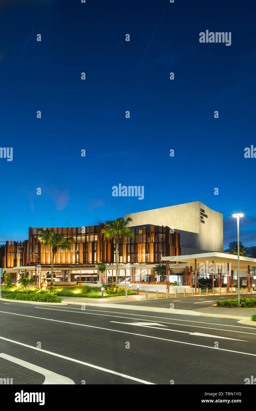 Il Cairns Performing Arts Center illuminato al crepuscolo, Cairns, Queensland, Australia Foto Stock
