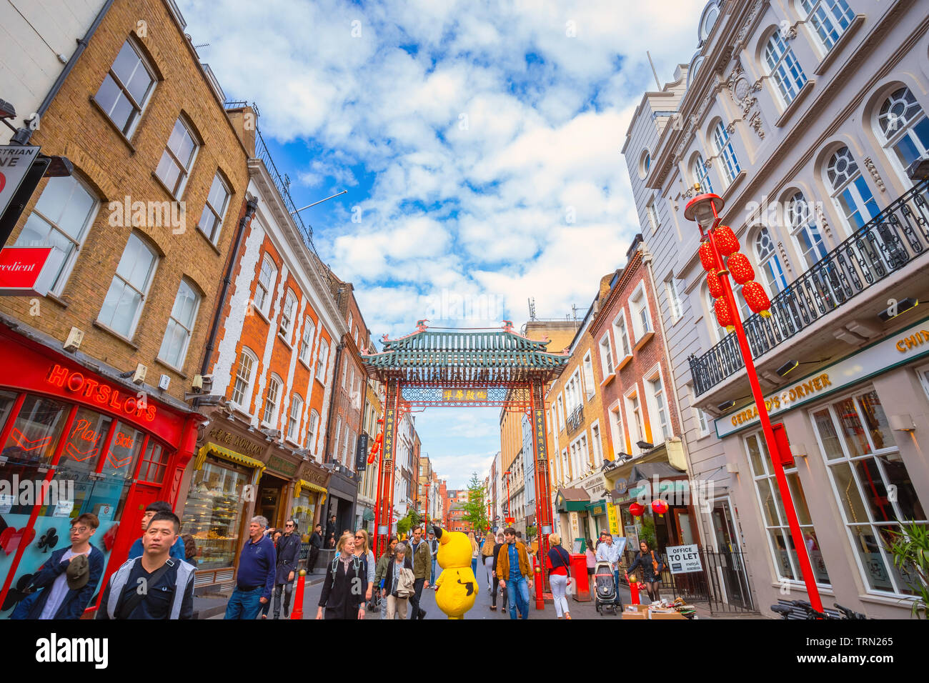 London, Regno Unito - 13 Maggio 2018: Londra Chinatown a Gerrard Street contiene un certo numero di ristoranti cinesi, panifici, supermercati, negozi di souvenir e oth Foto Stock