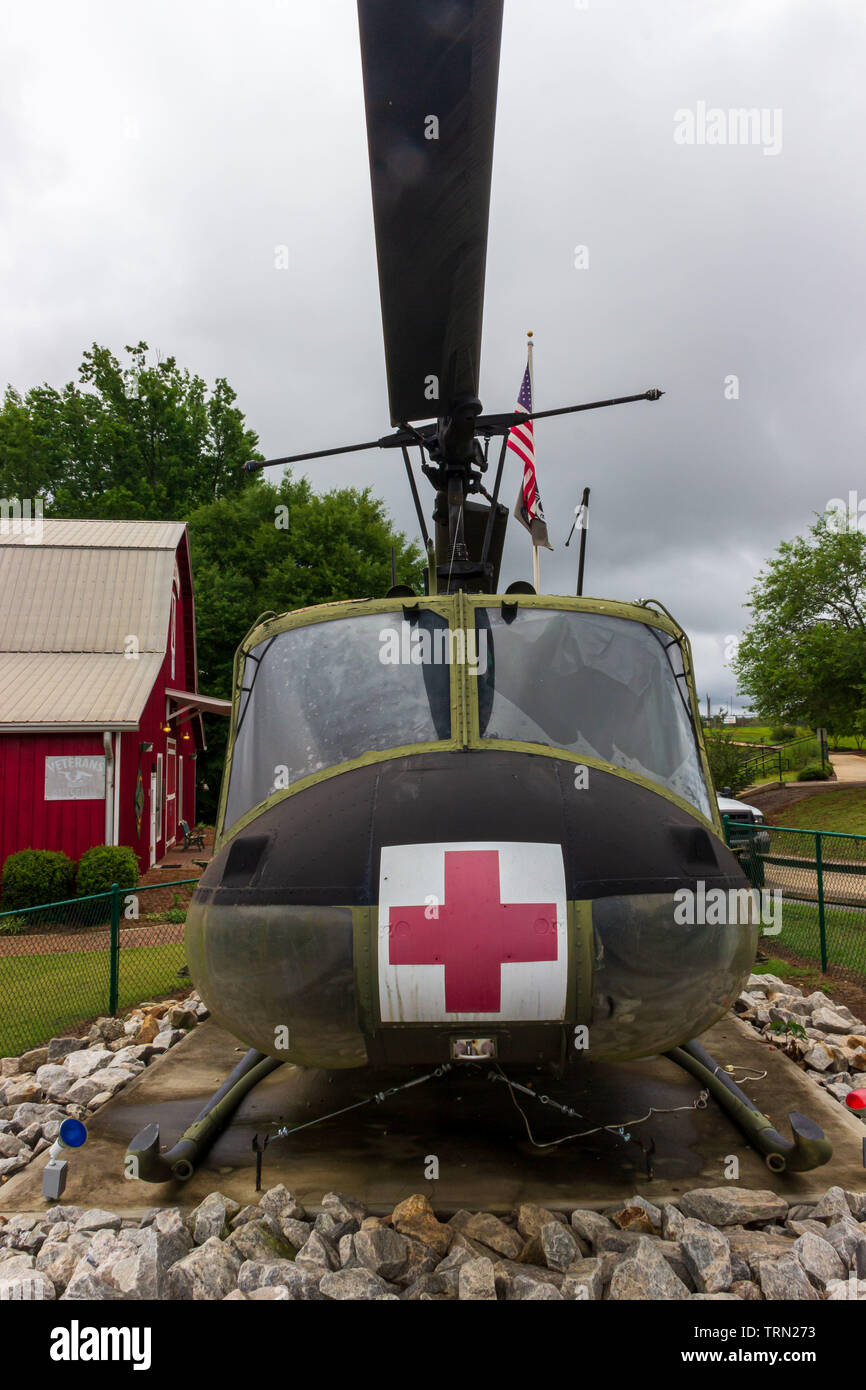 McDonough, Georgia / STATI UNITI D'America - 9 Giugno 2019: Un Huey UH-1F modello 205 elicottero sul display esterno del Veteran's Museum di Heritage Park. Foto Stock
