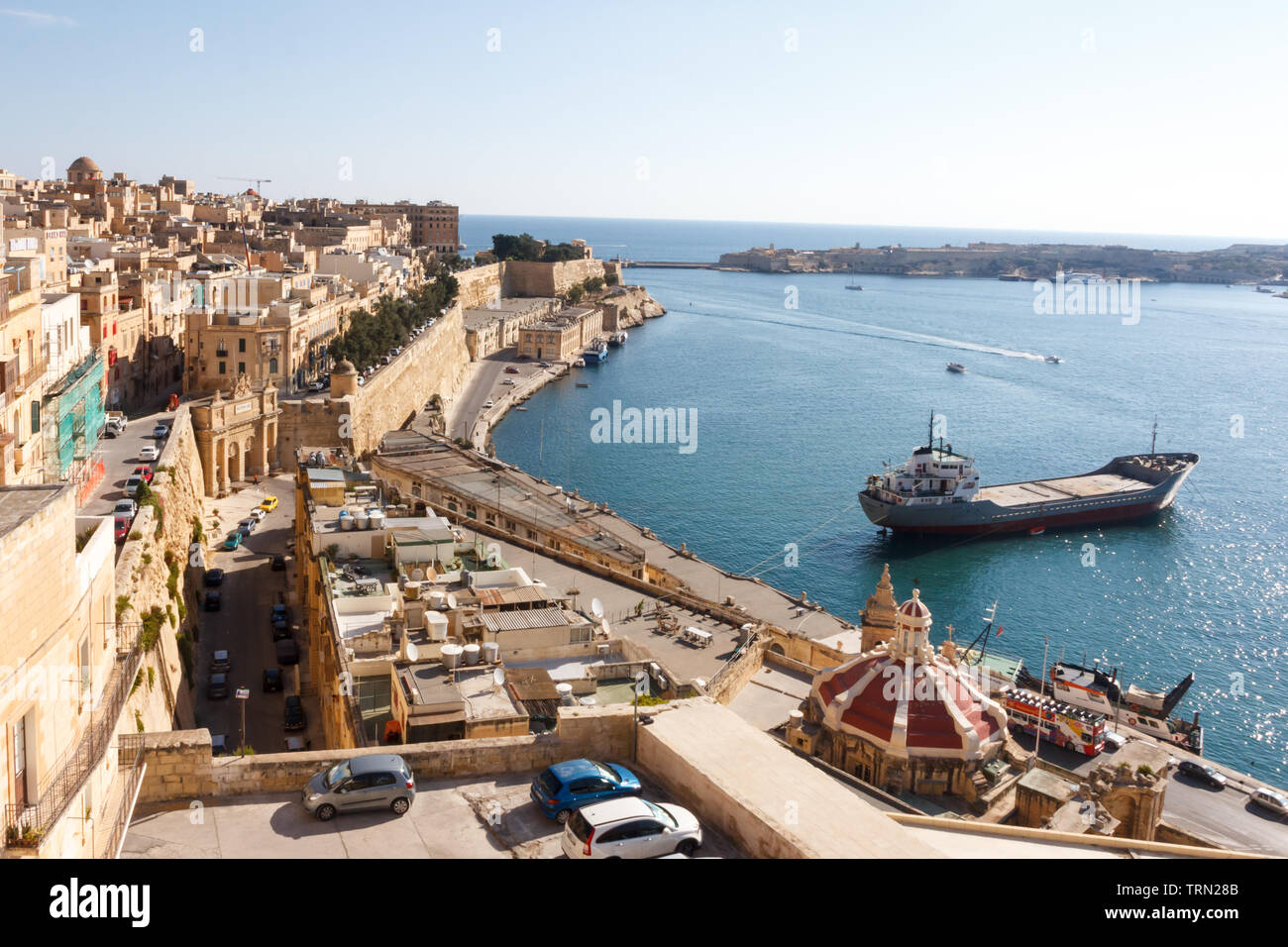 Nave ancorata nel porto di La Valletta, Malta Foto Stock