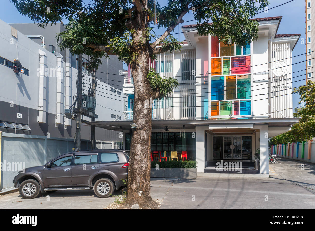 Phuket, Tailandia - 26 Gennaio 2015: auto parcheggiate fuori la tinta hotel. Molti gli hotel boutique sono sorti in città. Foto Stock