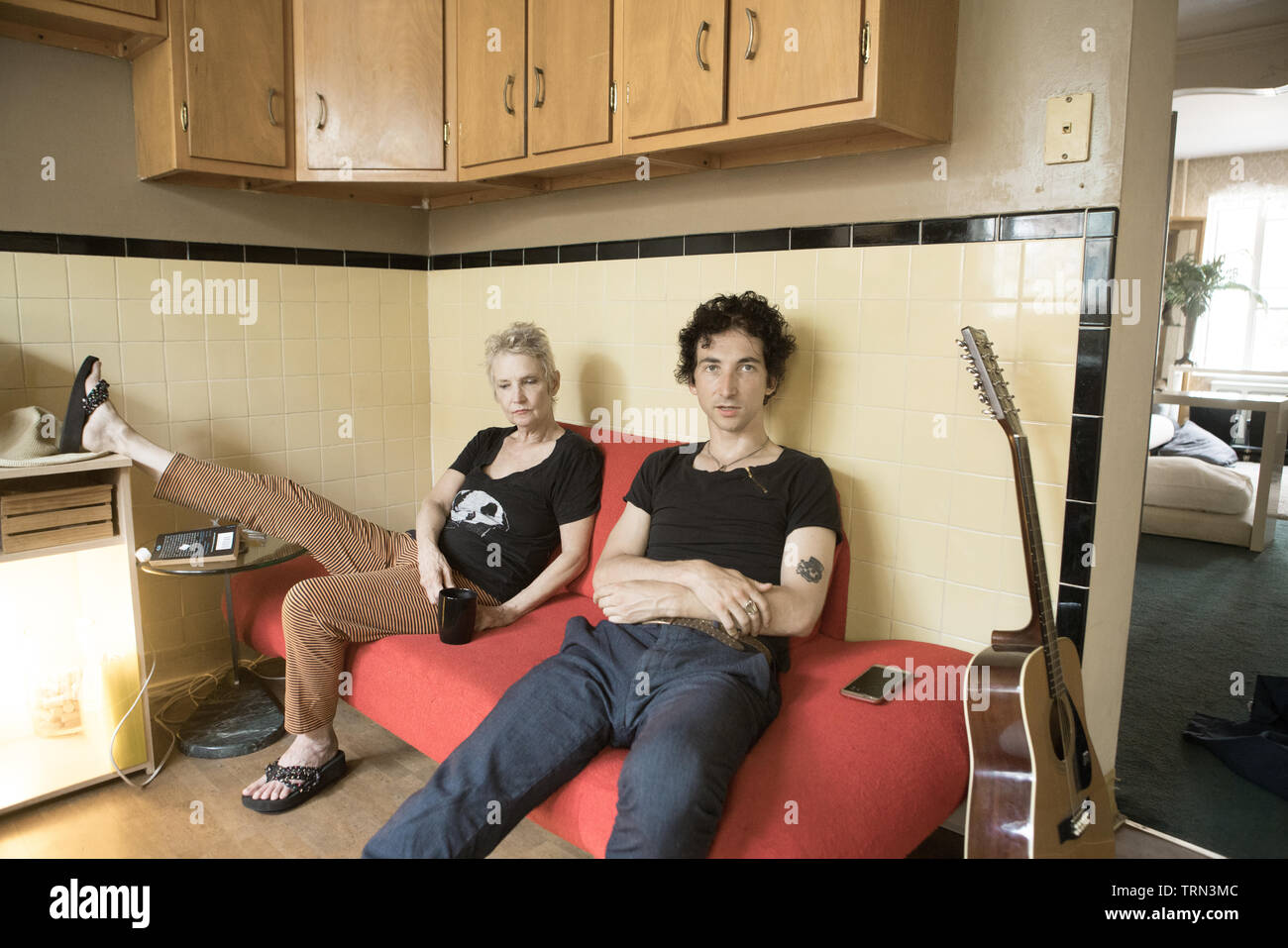 Madre e figlio appendere fuori a Casa di mamma a Filadelfia Pennsylvania Foto Stock