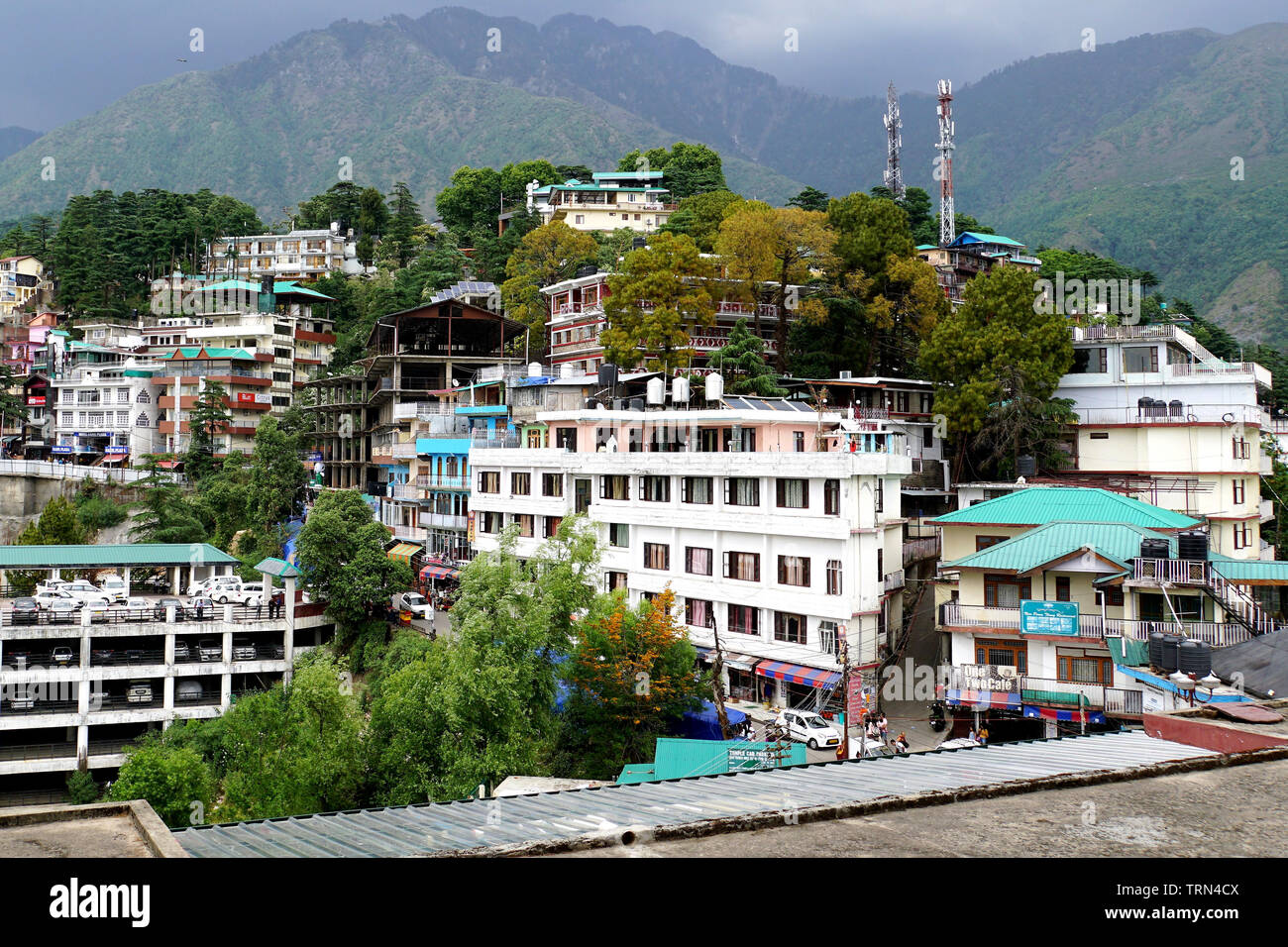 Vista verso la McLeod Ganj dal Dalai Lama Temple Foto Stock