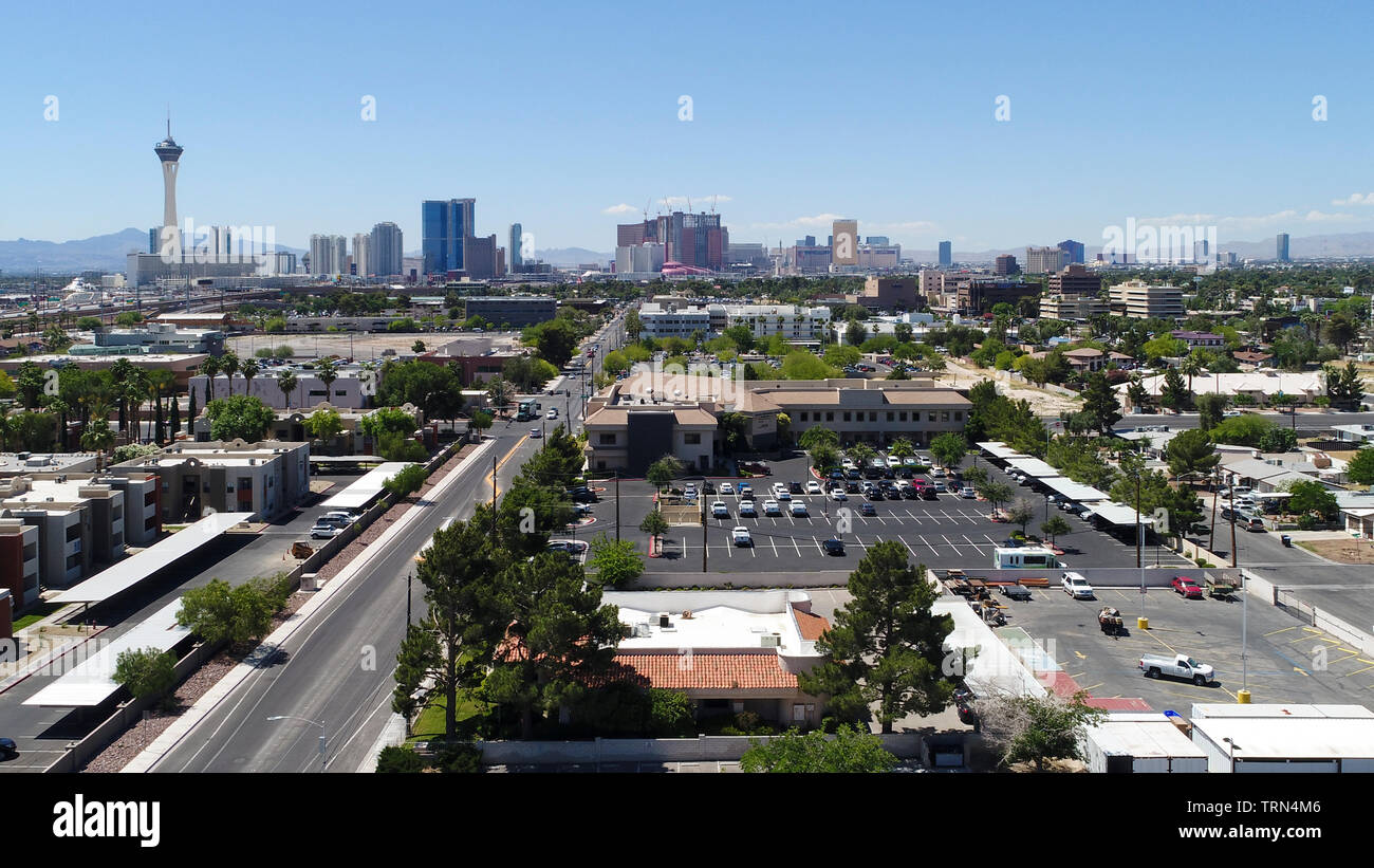 Las Vegas proprietà commerciale vista aerea con la striscia skyline in background. Foto Stock