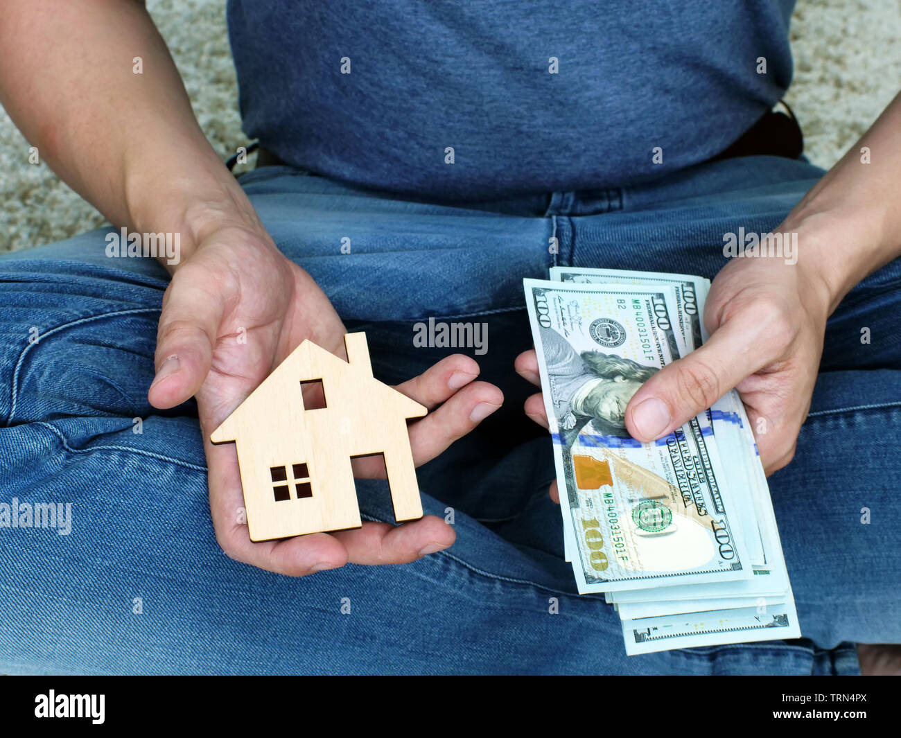 I soldi per affittare casa o appartamento. Foto Stock