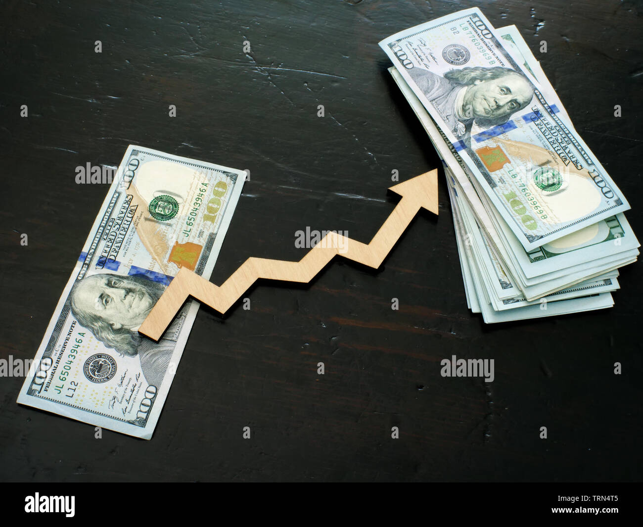 Finanziare il successo e il concetto di investimento. Pila di denaro e freccia. Foto Stock