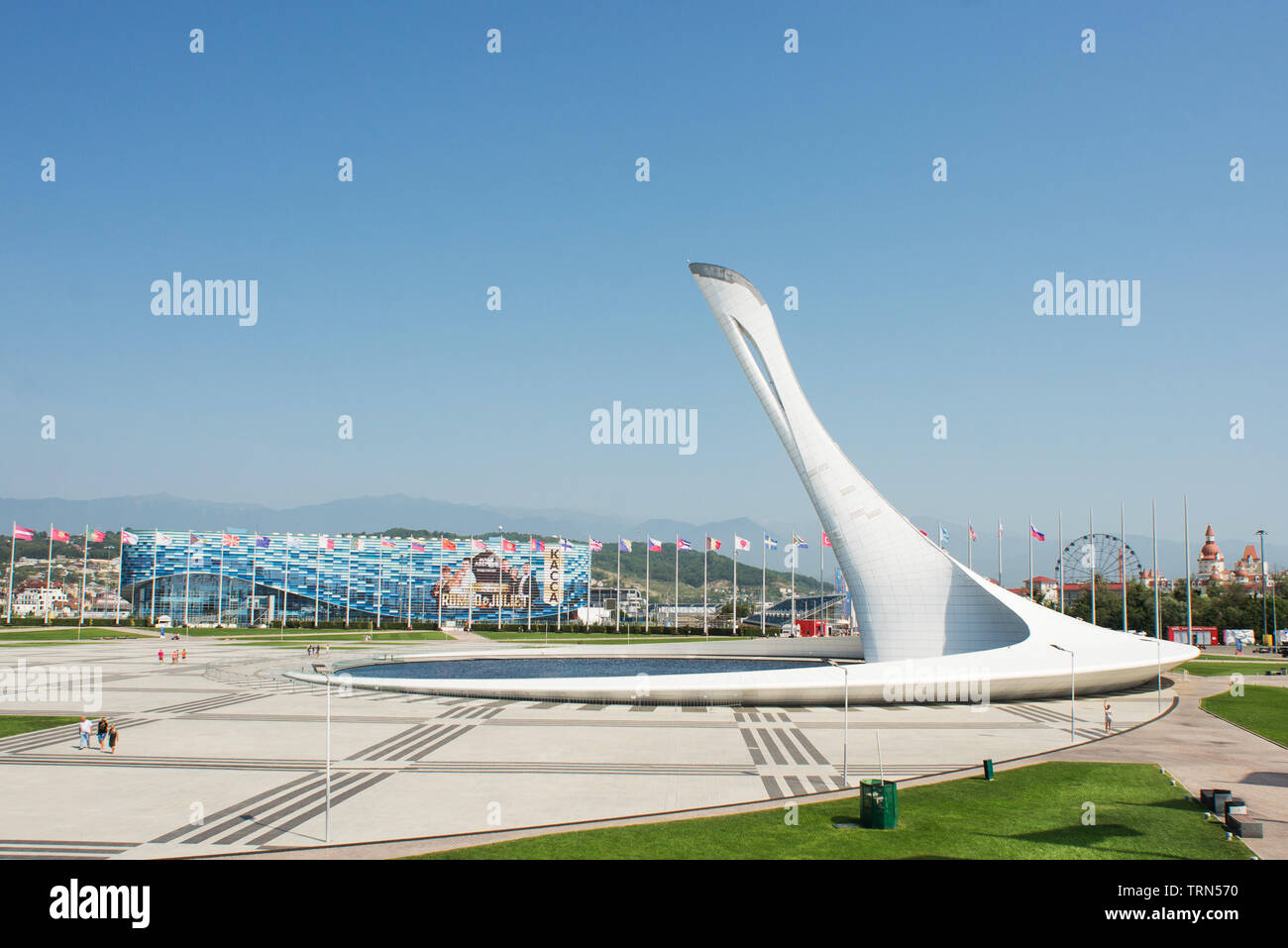 Adler, Sochi, Russia - 6 Settembre 2018: Sochi Olympic Fire Bowl nel Parco Olimpico. Foto Stock