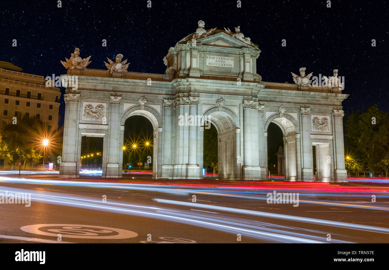 Vista di Puerta de Alcala di notte con un cielo stellato, Madrid, Spagna Foto Stock