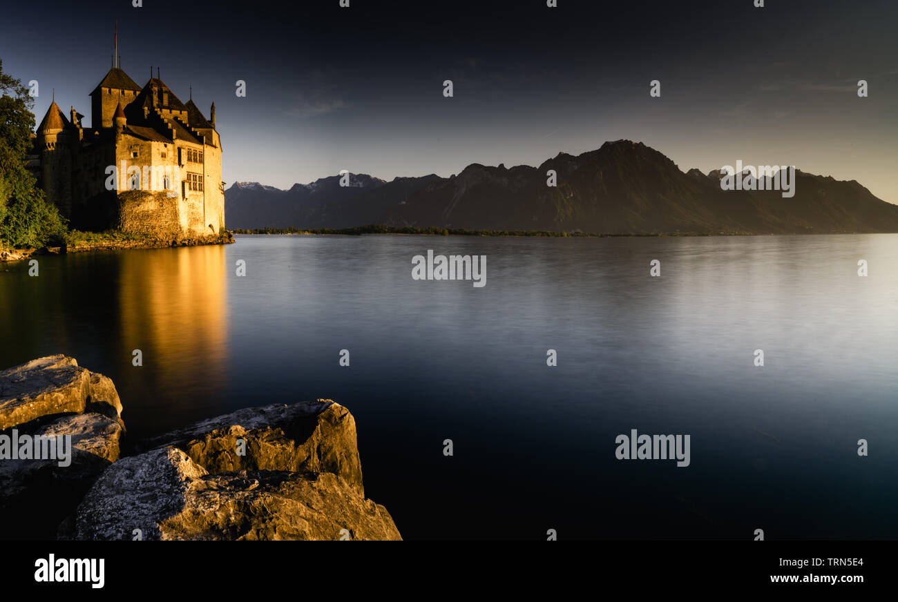 Montreux, VD / Svizzera - 31 Maggio 2019: lo storico castello di Chillon sulle rive del Lago di Ginevra al tramonto Foto Stock