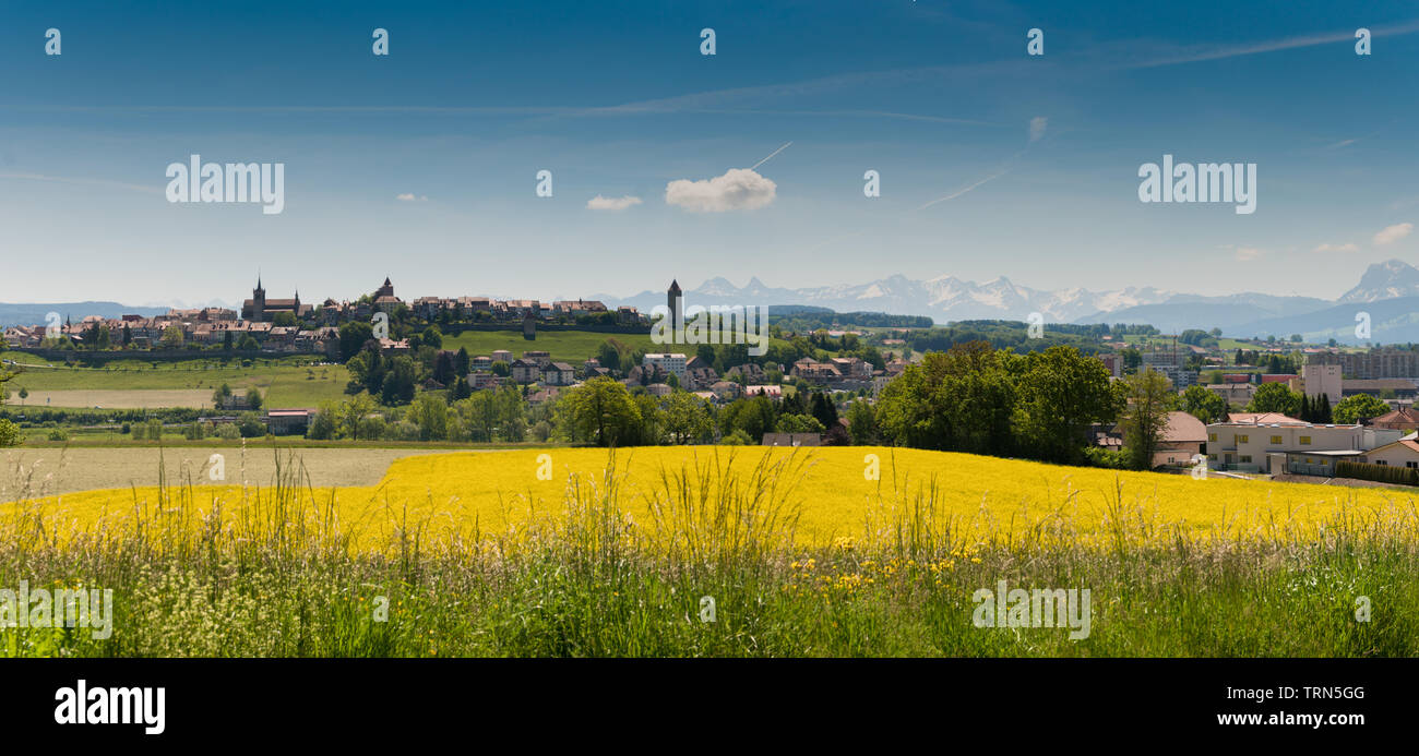 Un piano orizzontale di una vista panoramica del villaggio di Romont in Svizzera con le Alpi in background Foto Stock