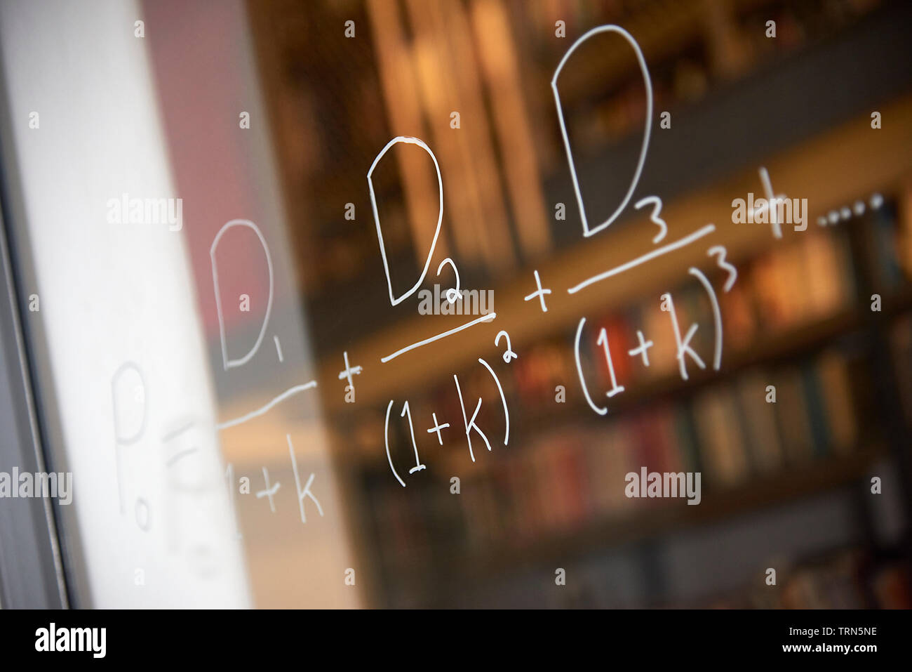 Close up mathmetical codice scritto su una finestra in un ufficio Foto Stock