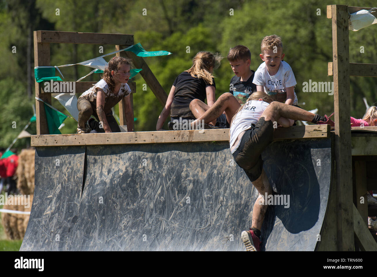Robusto Mudder-Event für Kinder und Erwachsene in der Nähe von Henley-on-Thames. // Dura Mudder evento per bambini e adulti vicino a Henley-on-Thames, Foto Stock