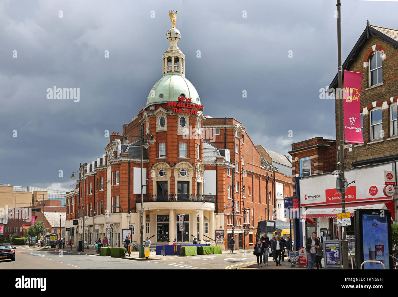 Nuovo Teatro di Wimbledon, vista esterna. Angolo di Wimbledon Broadway e Russell Road. Un teatro di successo al di fuori del West End di Londra. Foto Stock