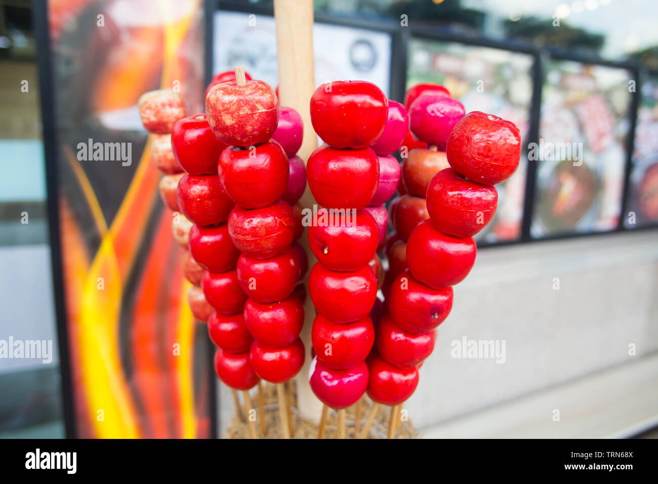 Tanghulu - Frutta candita su un bastone Foto Stock