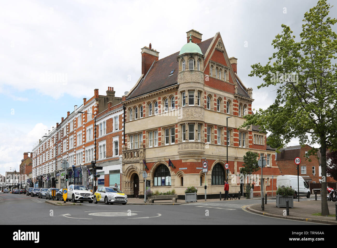 Wimbledon Village, una ricca area del sud-ovest di Londra, Regno Unito. Mostra ornato ex edificio della banca e negozi; incrocio di High Street e Belvedere Road. Foto Stock