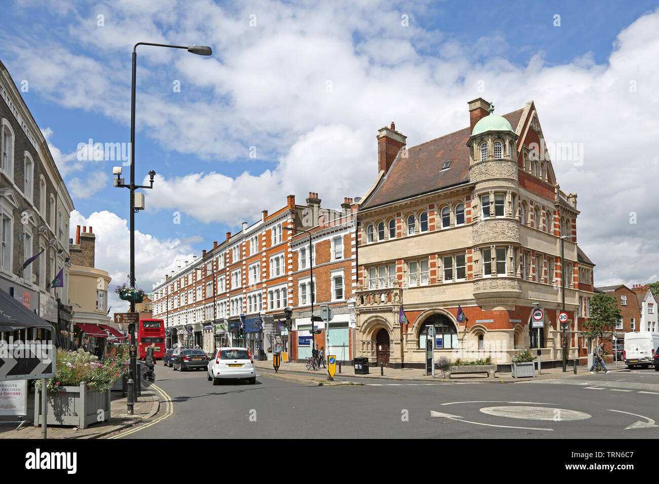 Wimbledon Village, una ricca area del sud-ovest di Londra, Regno Unito. Mostra ornato ex edificio della banca e negozi; incrocio di High Street e Belvedere Road. Foto Stock