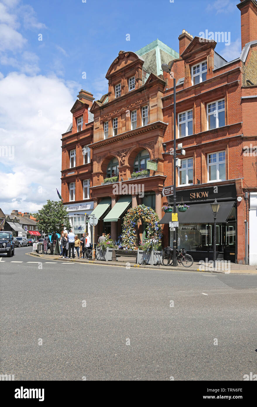 Wimbledon Village, a sud-ovest di Londra, Regno Unito, vicino al famoso club di tennis. Mostra l'Edera cafe e negozi sulla giunzione di High Street e la strada della Chiesa Foto Stock