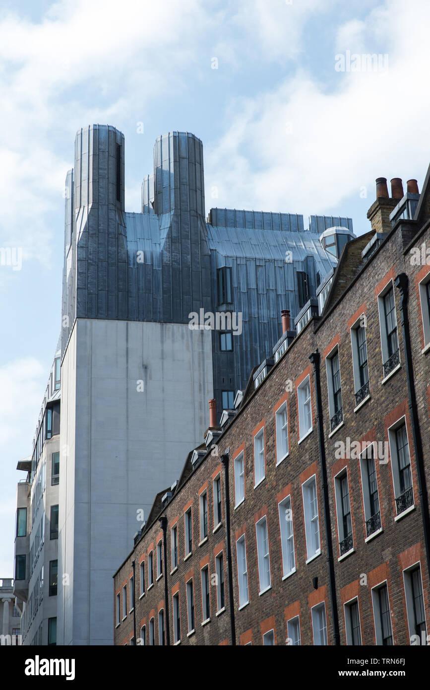 Architettura moderna si scontra con vecchi edifici, Londra, Gran Bretagna. Foto Stock